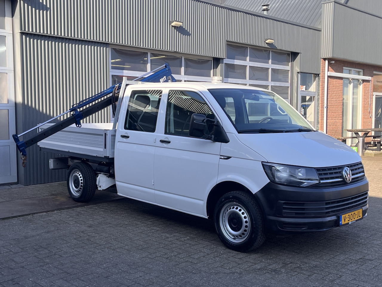 Volkswagen Transporter - 2.0 TDI L2H1 DC Laadkraan Airco Trekhaak 2200kg 6 persoons Euro 6 Open laadbak Pick up p-u - AutoWereld.nl