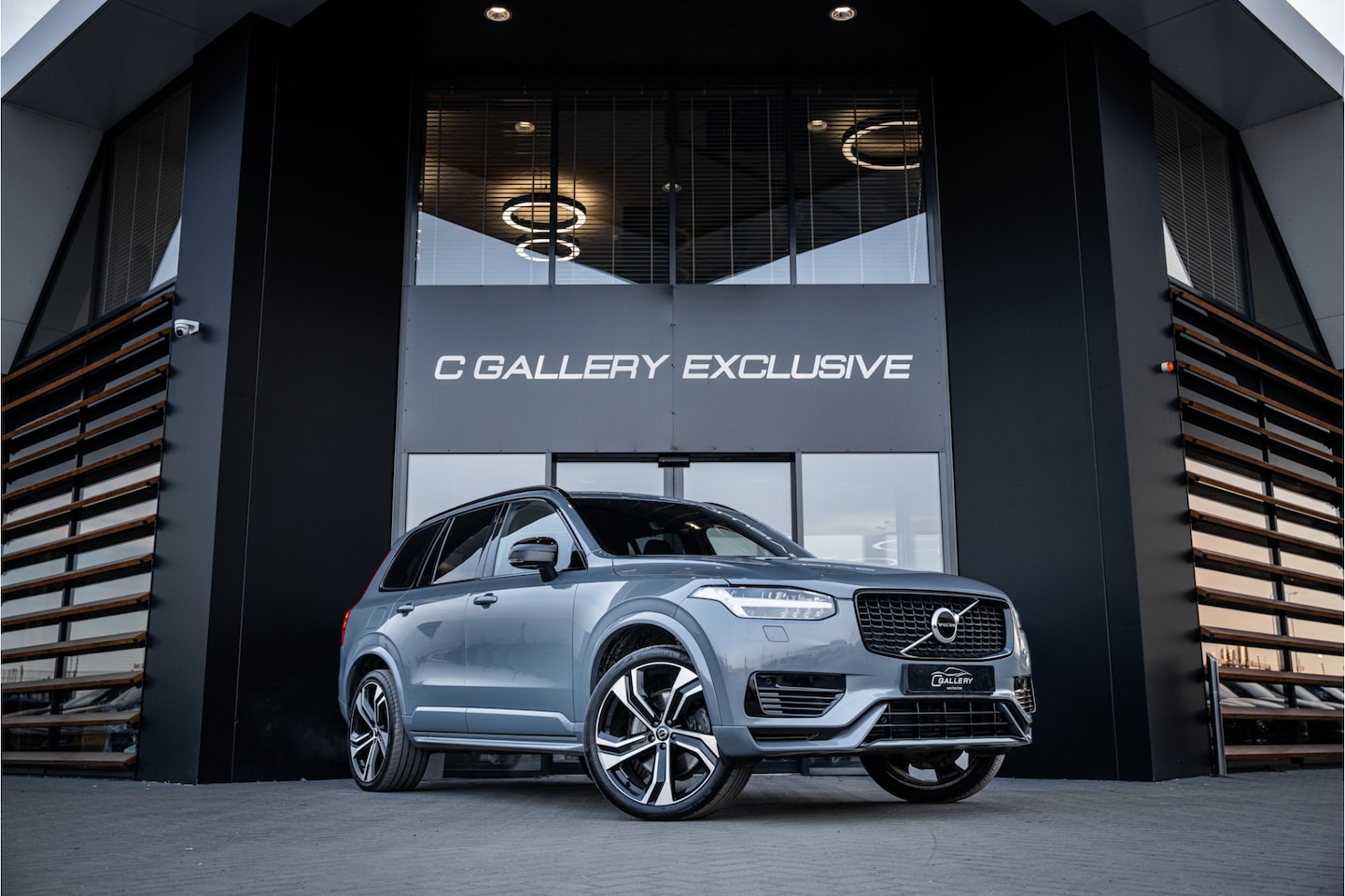 Volvo XC90 - 2.0 T8 Plug-in hybrid AWD Plus Bright 7P - Long Range l R-Design l Thunder Grey l Panorama - AutoWereld.nl