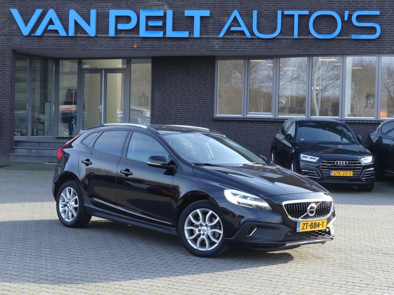 Volvo V40 Cross Country - 1.5 T3 Polar+ 152PK AUT Luxury / PANO / LEDER / HARMAN&KARDON - AutoWereld.nl