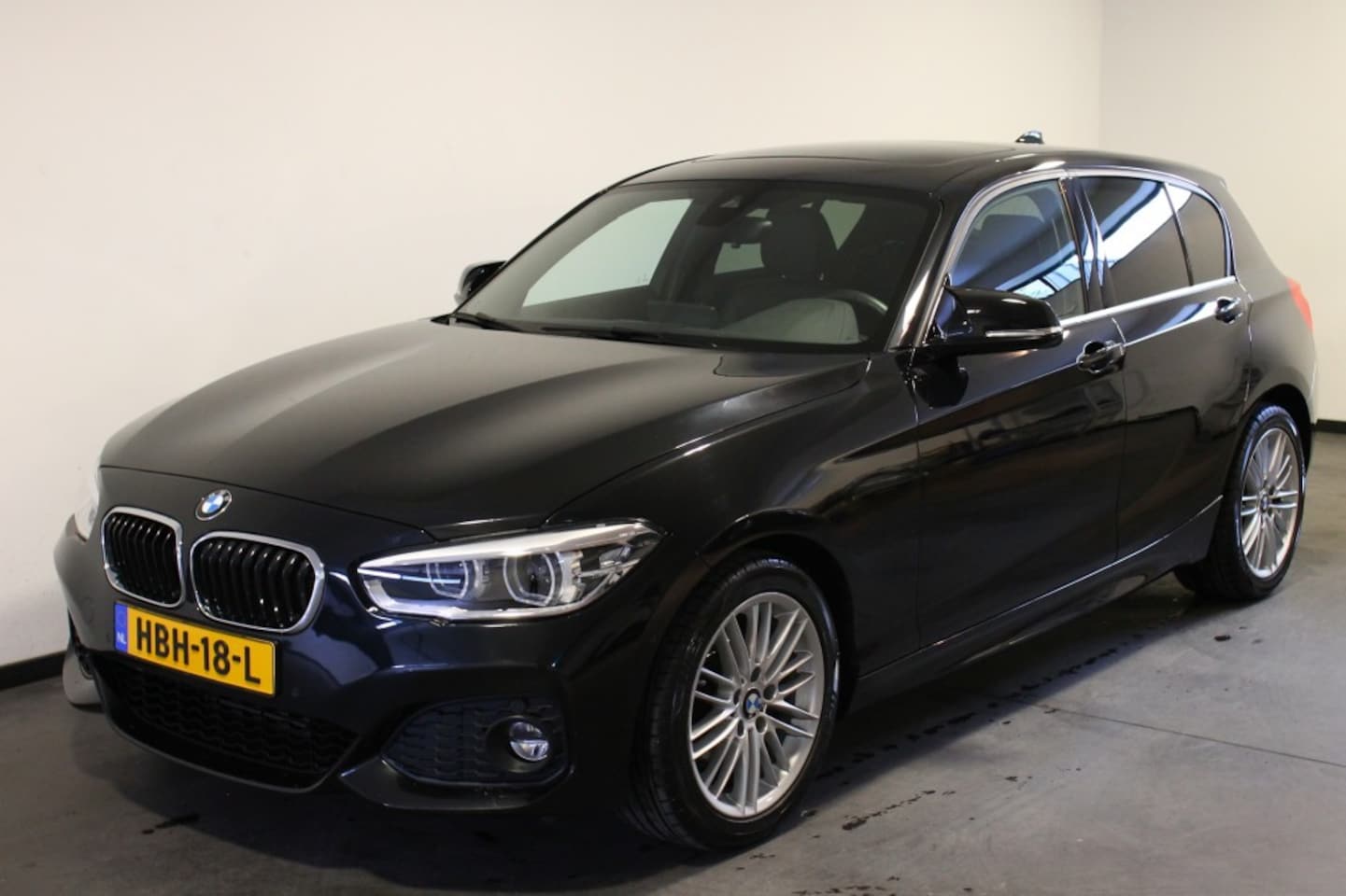 BMW 1-serie - 118I ED.SP.HE. M-pakket, Schuifdak, Airco, Stoelverw, Stuurverw. - AutoWereld.nl