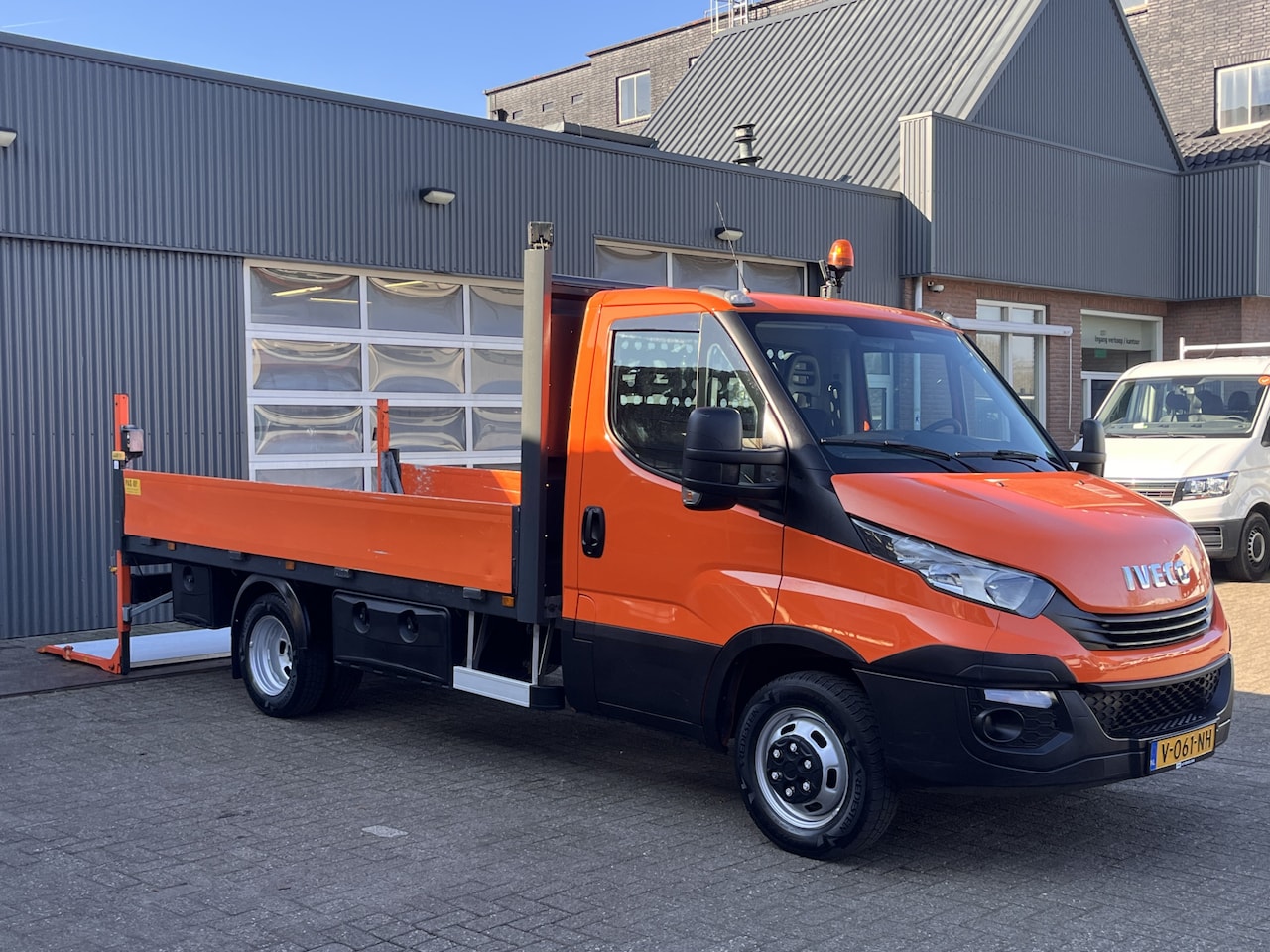 Iveco Daily - 35C14 375 Trekhaak 3500kg Laadklep 500kg Navigatie Open laadbak Pick-up Euro 6 Bpm vrij Ba - AutoWereld.nl