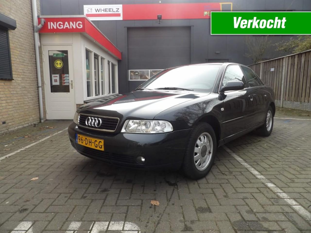 Audi A4 - 1.6 sedan - slechts 192DKm ( NAP ) - eerste eigenaar! - AutoWereld.nl