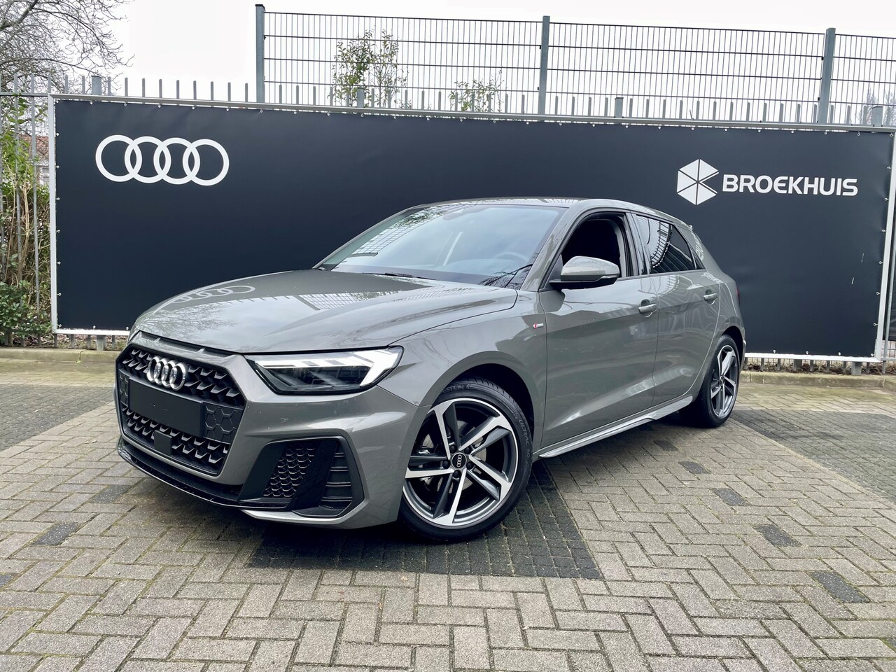 Audi A1 Sportback - S-Line 30 TFSI 81 kW / 110 pk - LED / Keyless / 17" inch / Adaptive Cruise Control Optiek - AutoWereld.nl