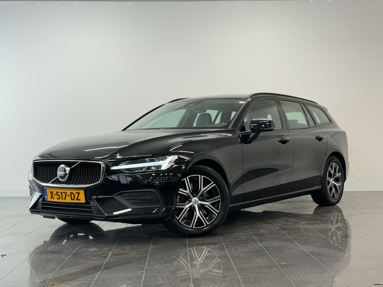 Volvo V60 - B3 Essential Edition | achterbank verwarmd | cruise control adaptief met Stop&Go en stuurh - AutoWereld.nl