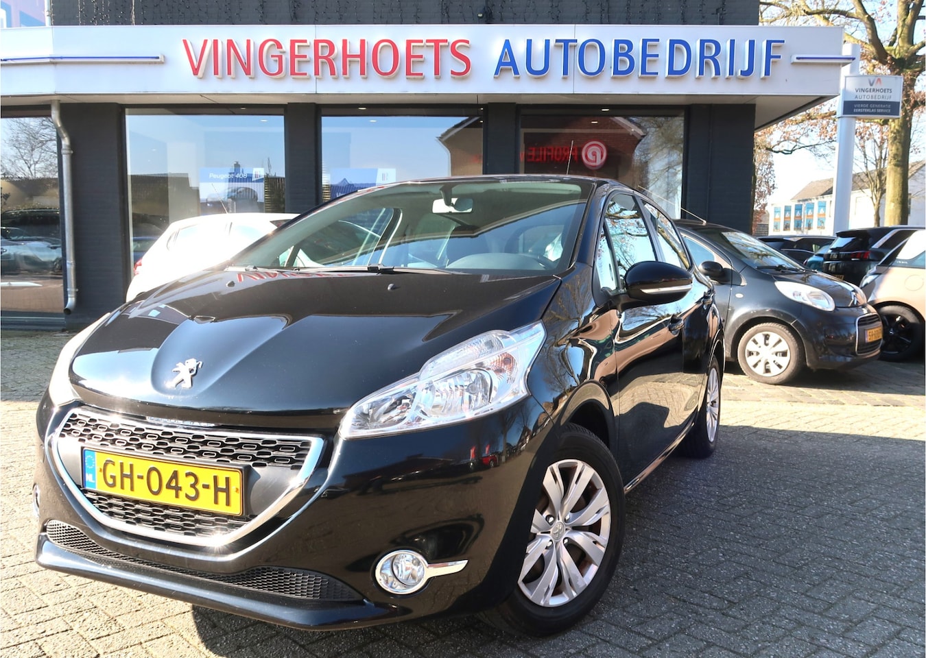 Peugeot 208 - 1.2 Benzine 5-Deurs * Climate & Cruise Control * Trekhaak * Zwart * Goed Onderhouden * Dis - AutoWereld.nl