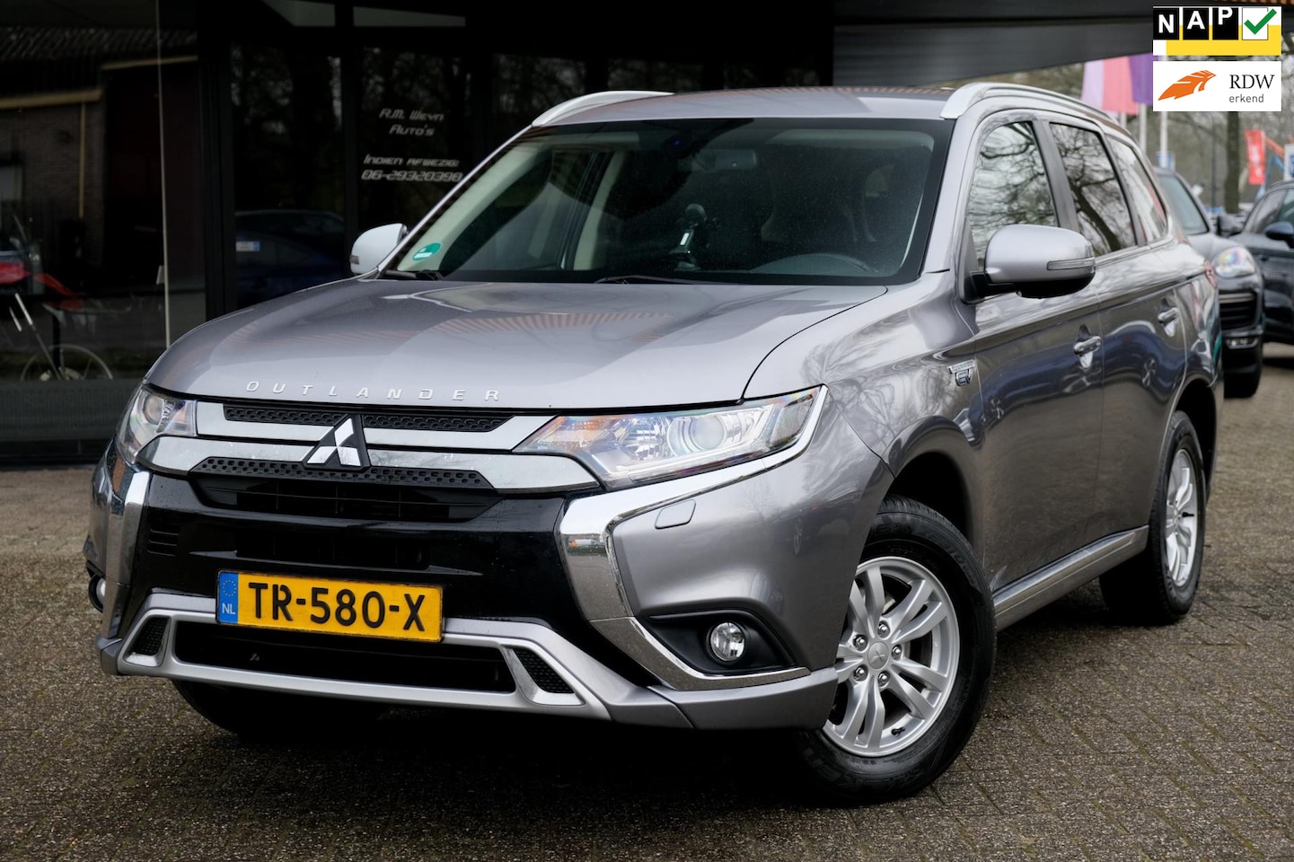 Mitsubishi Outlander - 2.4 PHEV Pure/1e eigenaar/Achteruitrijcamera/Carplay/Keyless/Regensensor/DAB - AutoWereld.nl