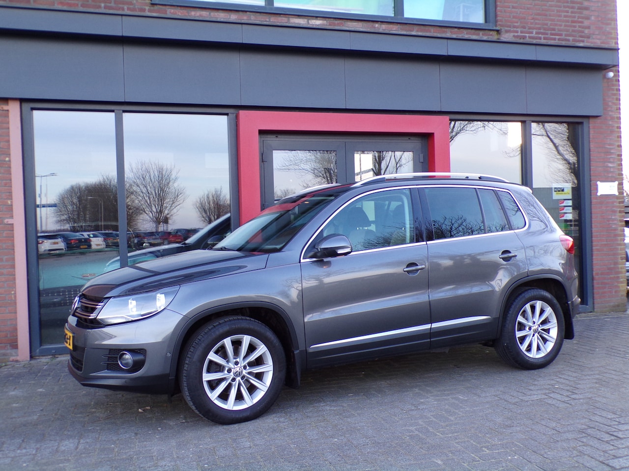 Volkswagen Tiguan - 1.4 TSI Sport&Style Automaat Parkeerhulp Trekhaak NAP! - AutoWereld.nl