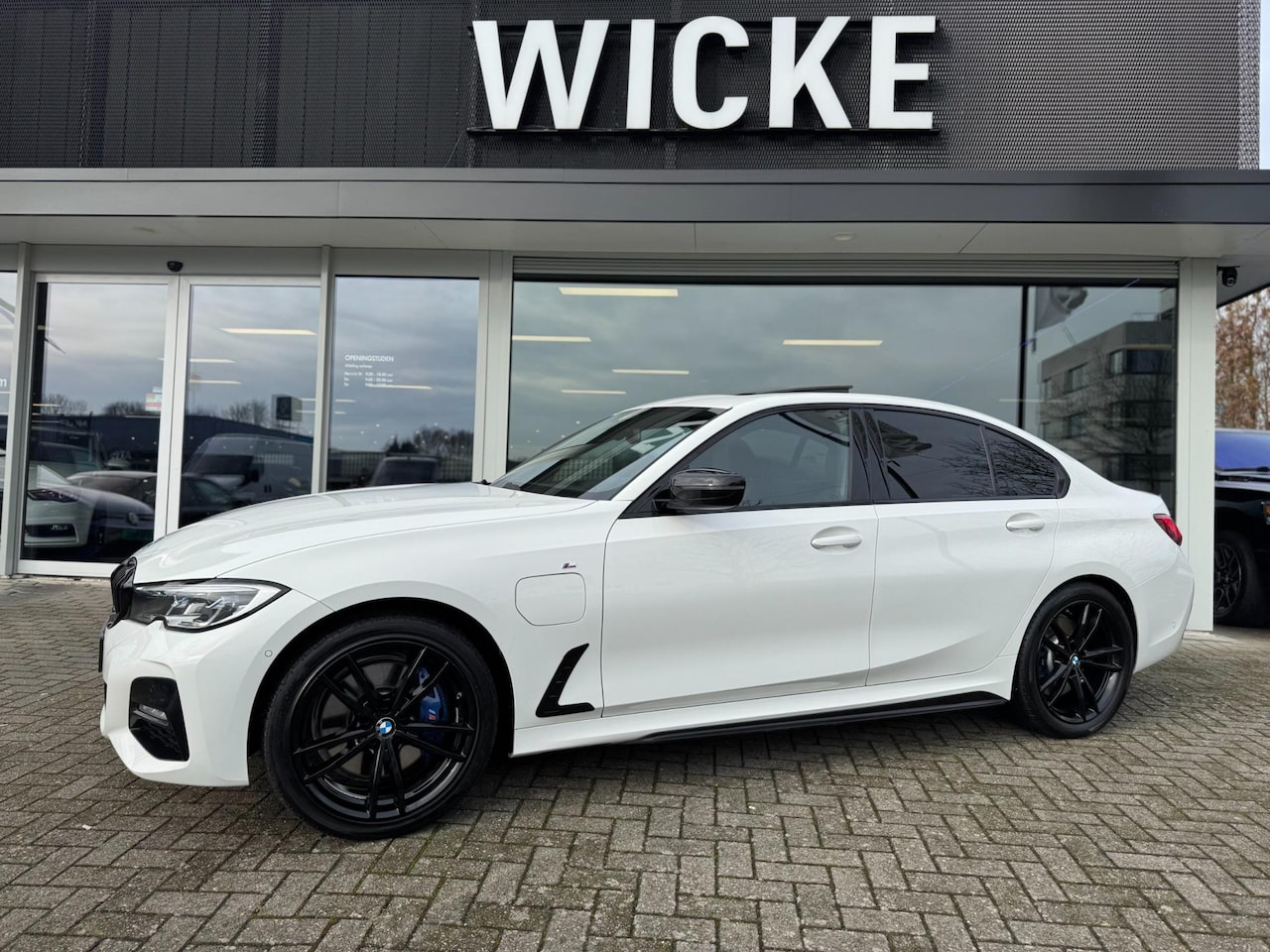 BMW 3-serie - 330e High Executive M Pakket Dakje Leder Trekhaak HeadUp - AutoWereld.nl