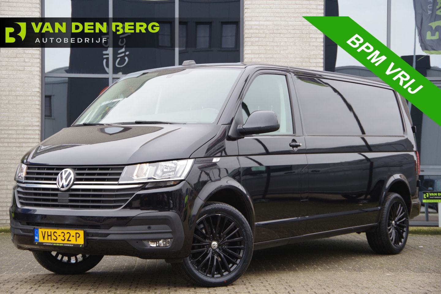 Volkswagen Transporter - 2.0 TDI L2 150PK AUT. TREKHAAK, CAMERA, NAVI, CRUISE, AIRCO, PARKEERSENSOREN, NL AUTO, NAP - AutoWereld.nl