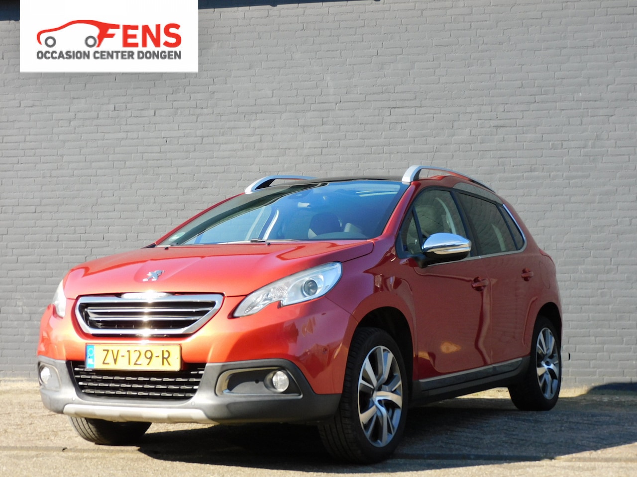 Peugeot 2008 - 1.2 PureTech Féline NAVI! PANODAK! CRUISE! 4 SEIZOEN BANDEN! LM VELGEN! TREKHAAK! - AutoWereld.nl