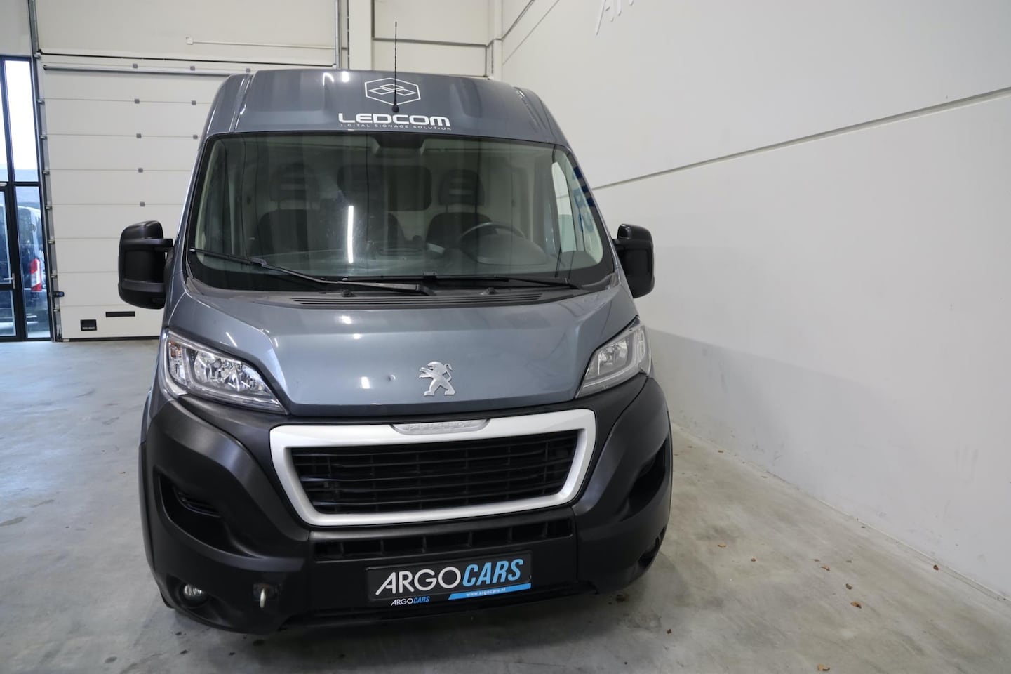 Peugeot Boxer - 2.0 BlueHDI L3/H2 CAMERA NAVI AIRCO TREKHAAK GRIJS INRUIL MOGELIJK - AutoWereld.nl