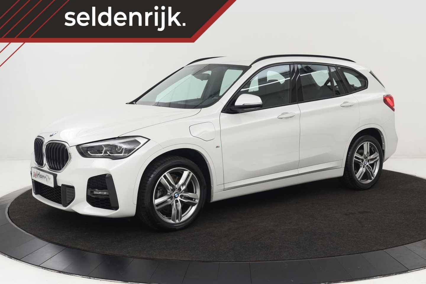 BMW X1 - xDrive25e M Sport | Leder | Stoelverwarming | Full LED | Sportstoelen | Navigatie | Climat - AutoWereld.nl