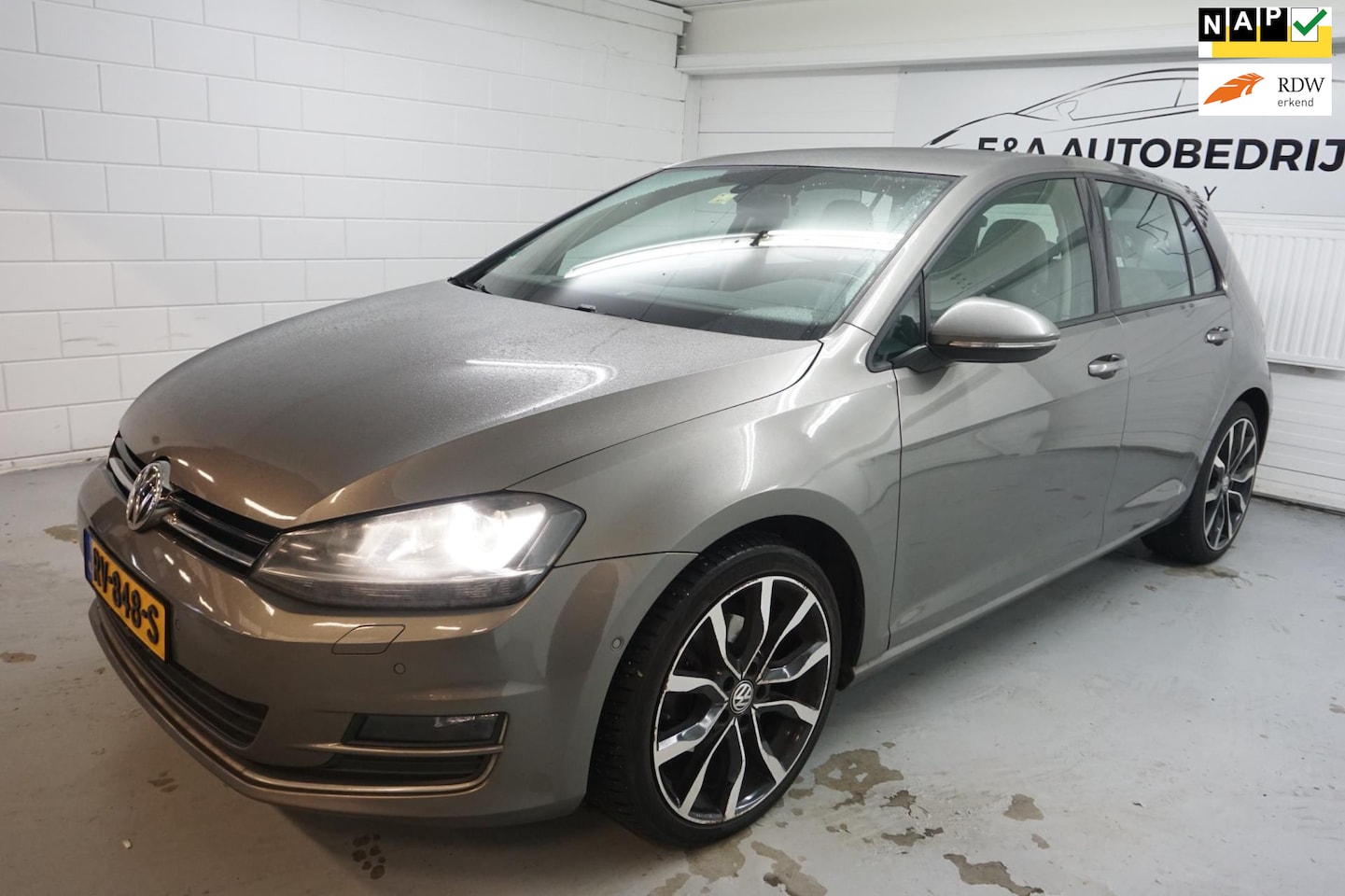 Volkswagen Golf - 2.0 TDI Highline /LEDER / NAVI / NAP - AutoWereld.nl