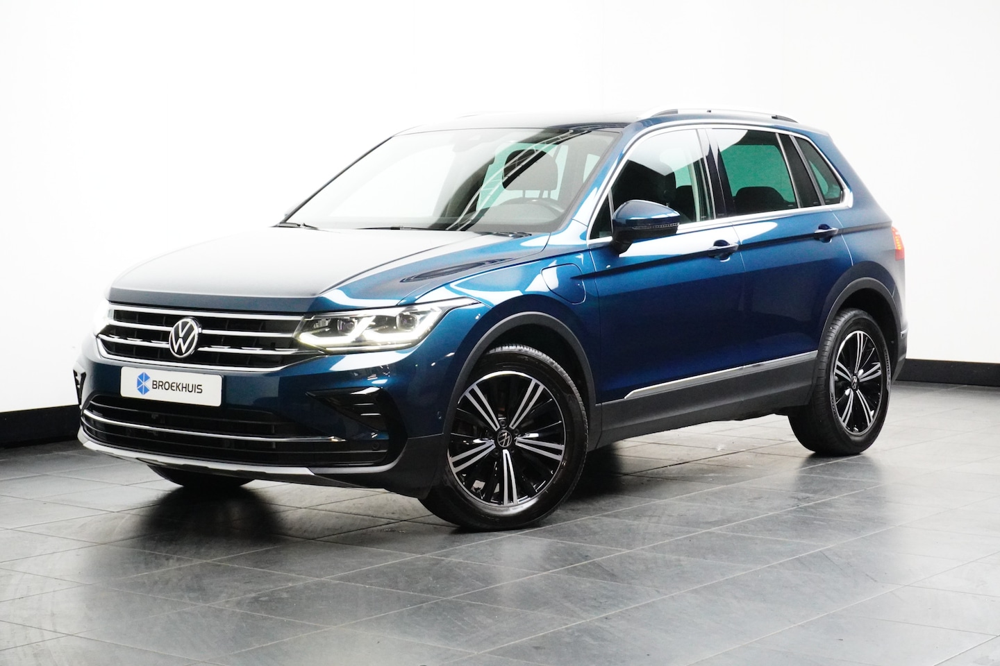 Volkswagen Tiguan - 1.4 TSI e-Hybrid 245PK Elegance | Pan-Dak | Led Matrix| Digitaal display| - AutoWereld.nl