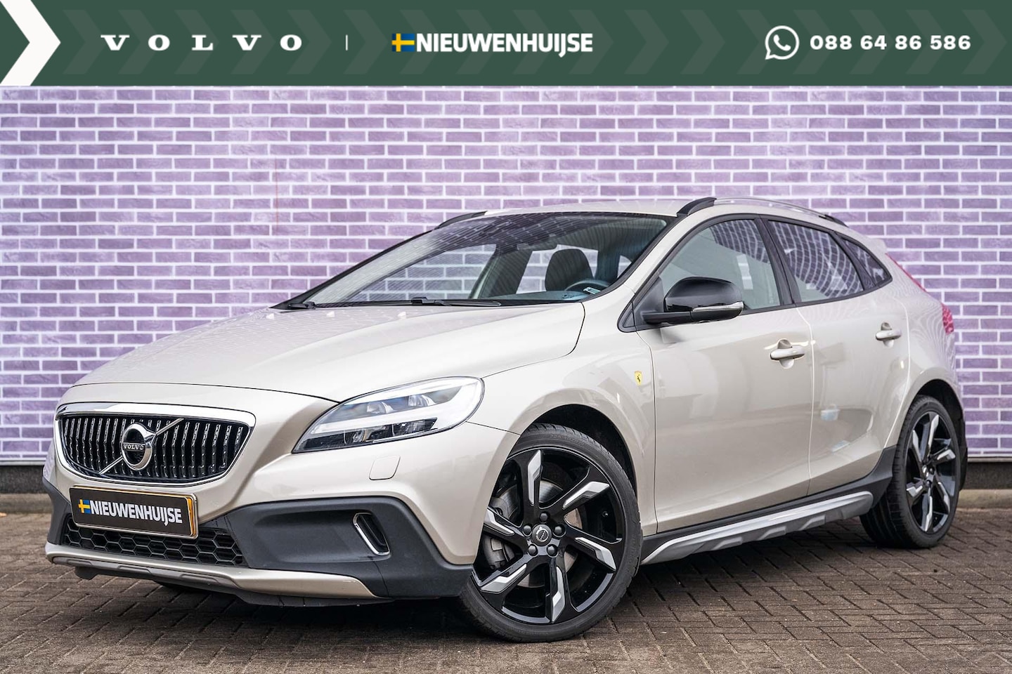 Volvo V40 Cross Country - T3 Momentum | Parkeerverwarming met timer | Stoelverwarming | Trekhaak | LED koplampen | 1 - AutoWereld.nl