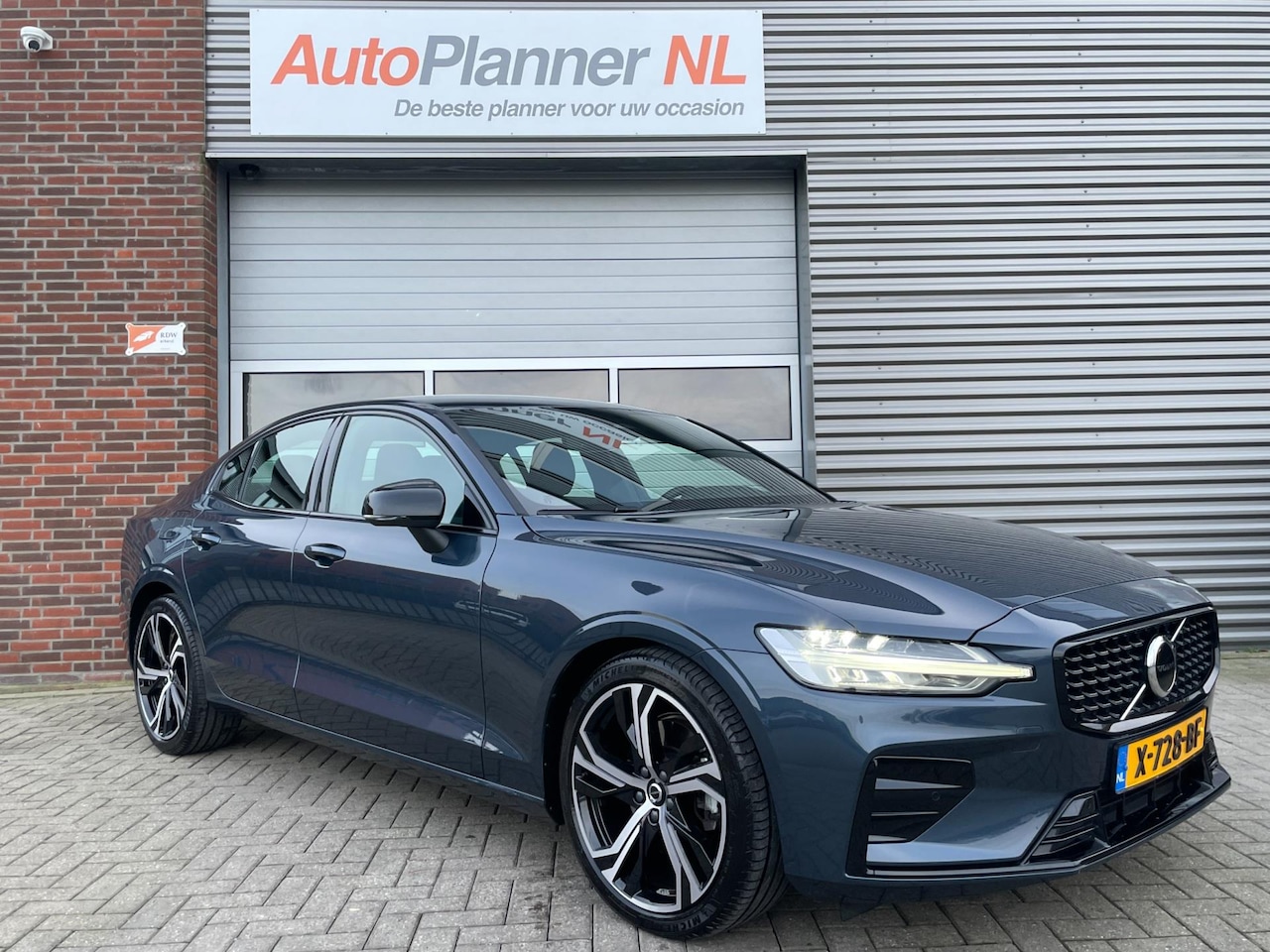 Volvo S60 - 2.0 B4 Plus Dark! Camera! Keyless! Navi! Virtual! - AutoWereld.nl