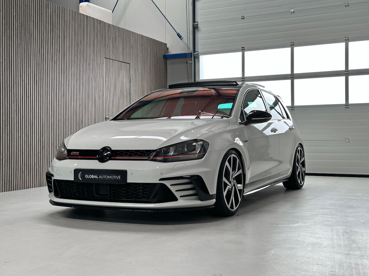 Volkswagen Golf - 2.0 TSI GTI Clubsport - SCHUIFDAK - 19'' - AutoWereld.nl