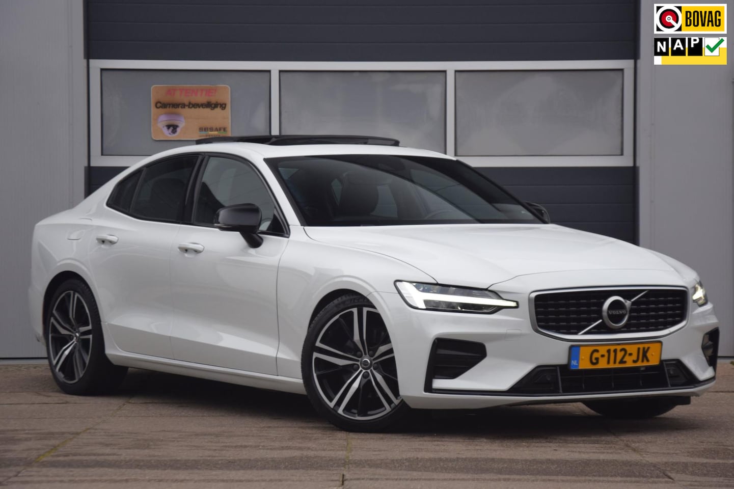 Volvo S60 - 2.0 T4 R-Design Panoramadak / 19'' Velgen / DAB / - AutoWereld.nl