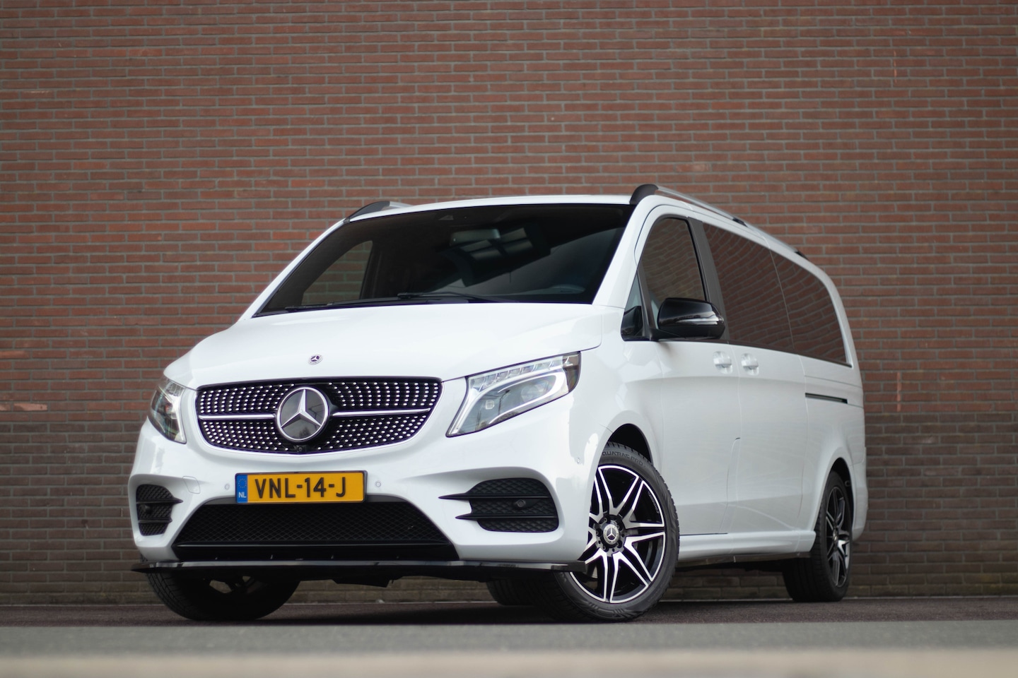 Mercedes-Benz V-klasse - 300d 4-MATIC XXL AMG Night, Luchtvering, Adaptive Cruise, Trekhaak, 360 Camera, Leder. - AutoWereld.nl