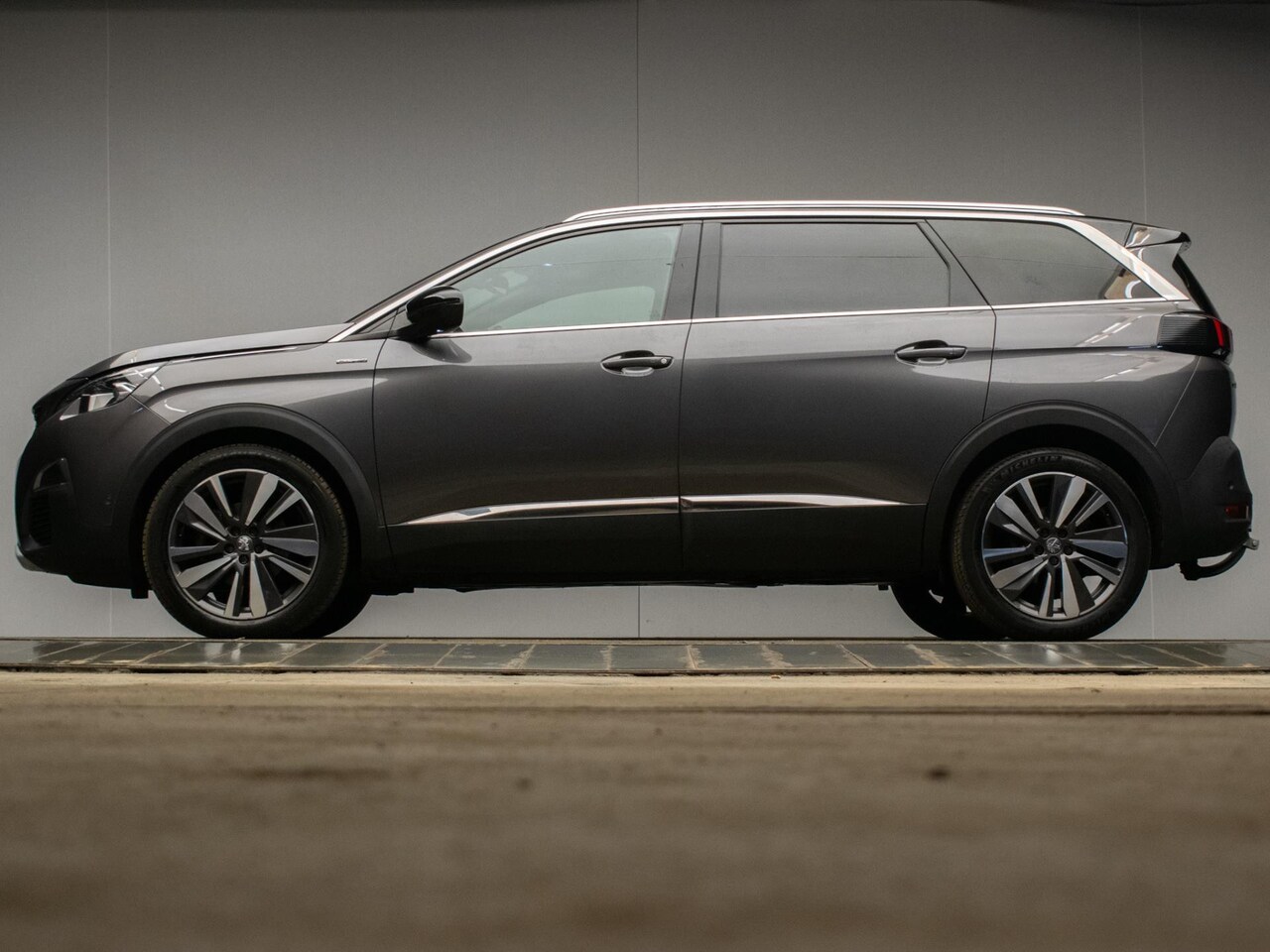 Peugeot 5008 - 1.2 PureTech GT-Line Avantage Sport (PANORAMADAK,APPLE CARPLAY,LED,CAMERA,NAVI,CRUISE,CLIM - AutoWereld.nl