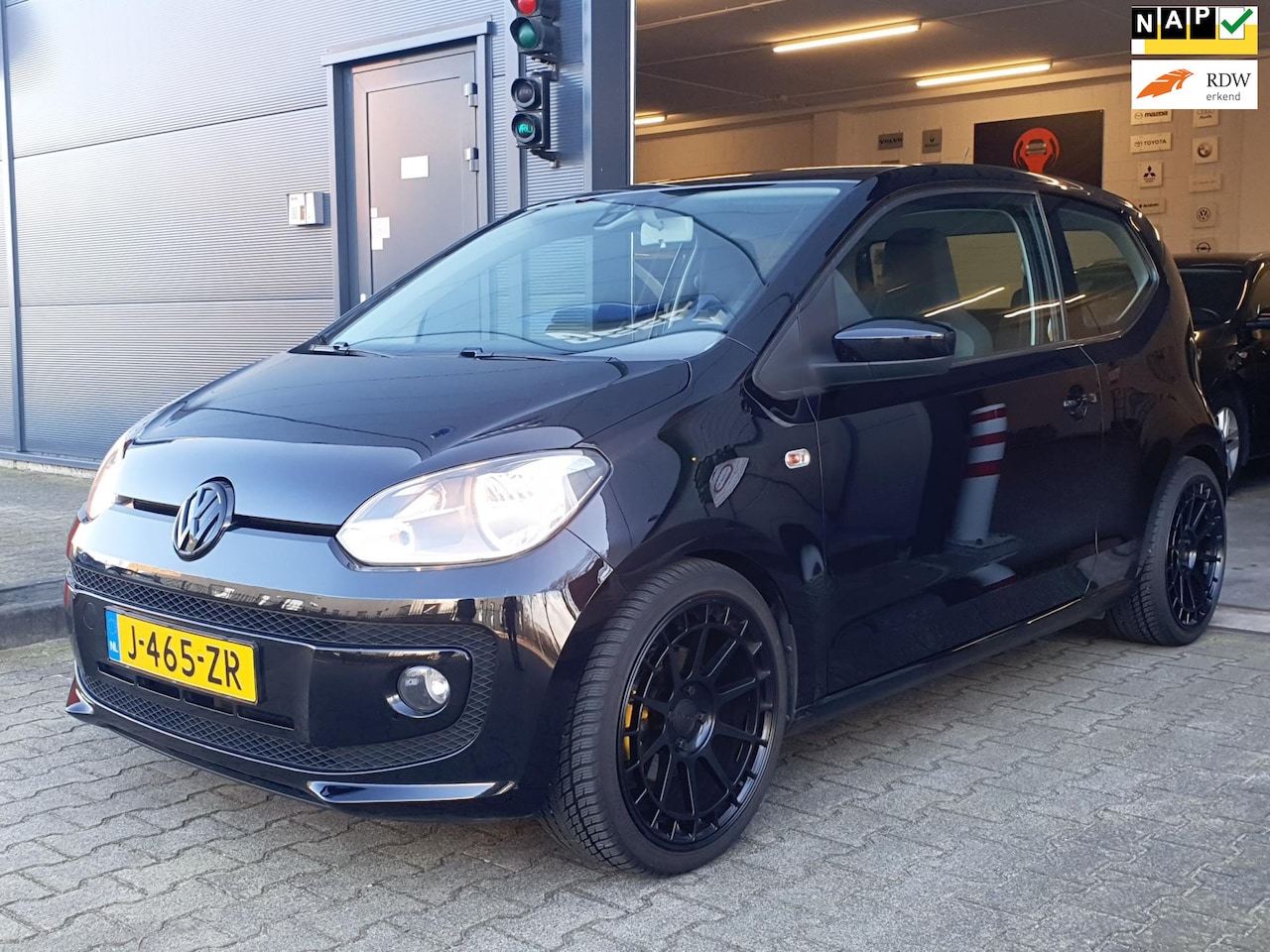 Volkswagen Up! - 1.0 high up! - CRUISE / P.SENSOREN / STOELVERW. / AIRCO / AUX / ISOFIX / LM-VELGEN '17 / E - AutoWereld.nl