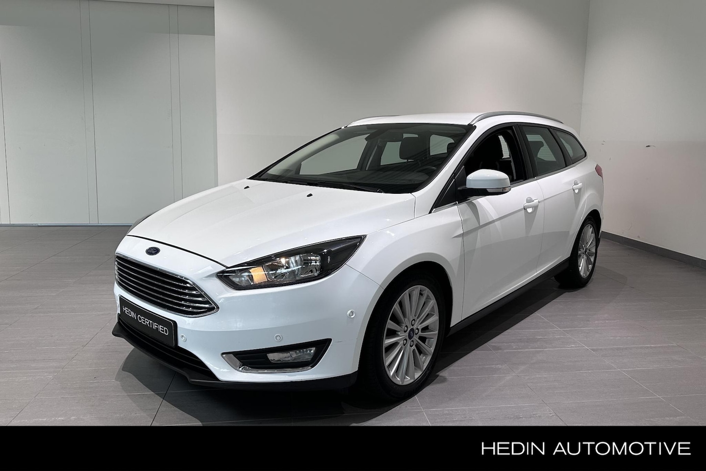 Ford Focus Wagon - 1.0 EcoBoost Titanium | Navigatie | Trekhaak | Parkeersensoren | Voorruitverwarming - AutoWereld.nl