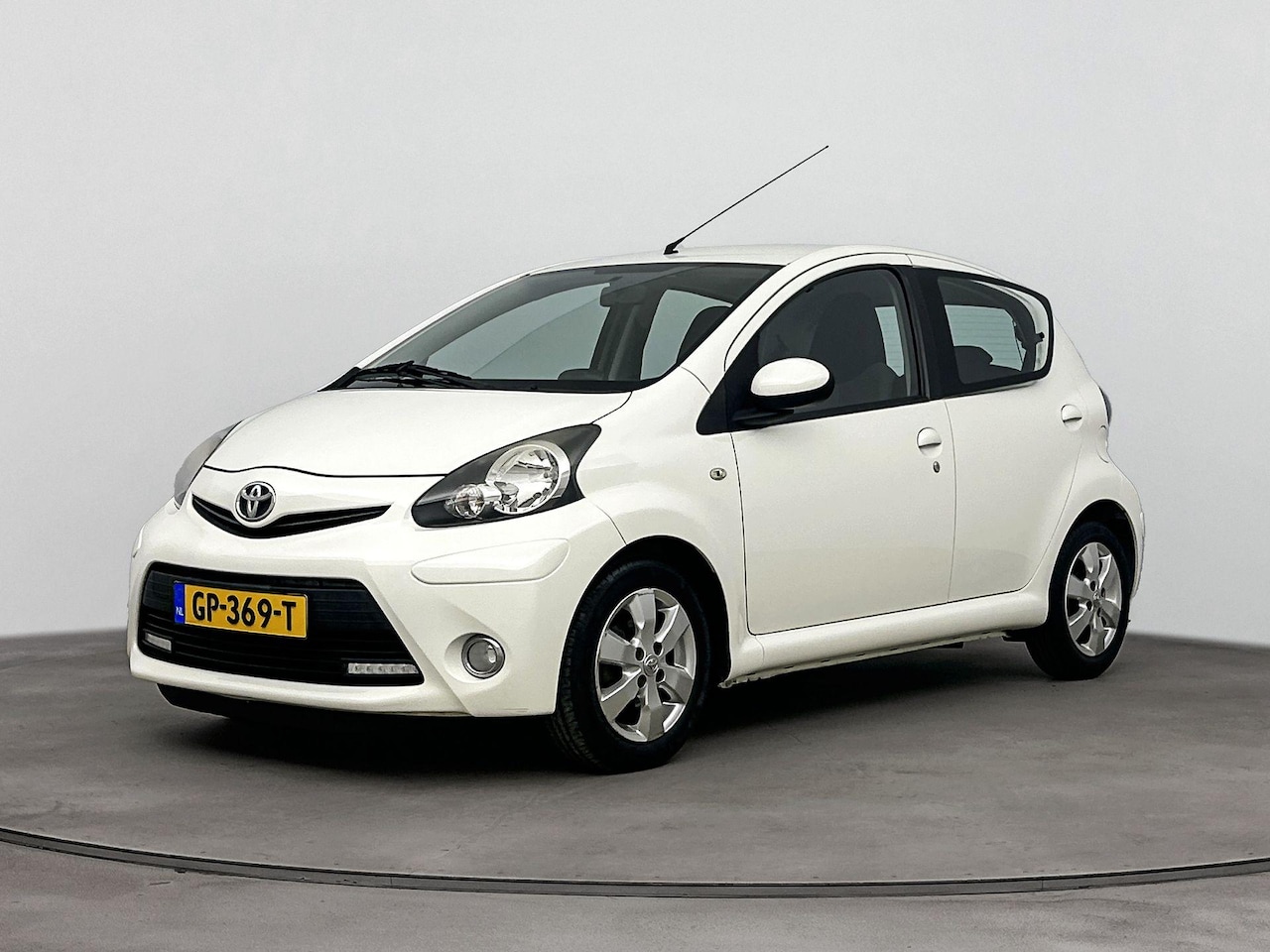 Toyota Aygo - 1.0 VVT-i Dynamic Blue | Navigatie - AutoWereld.nl