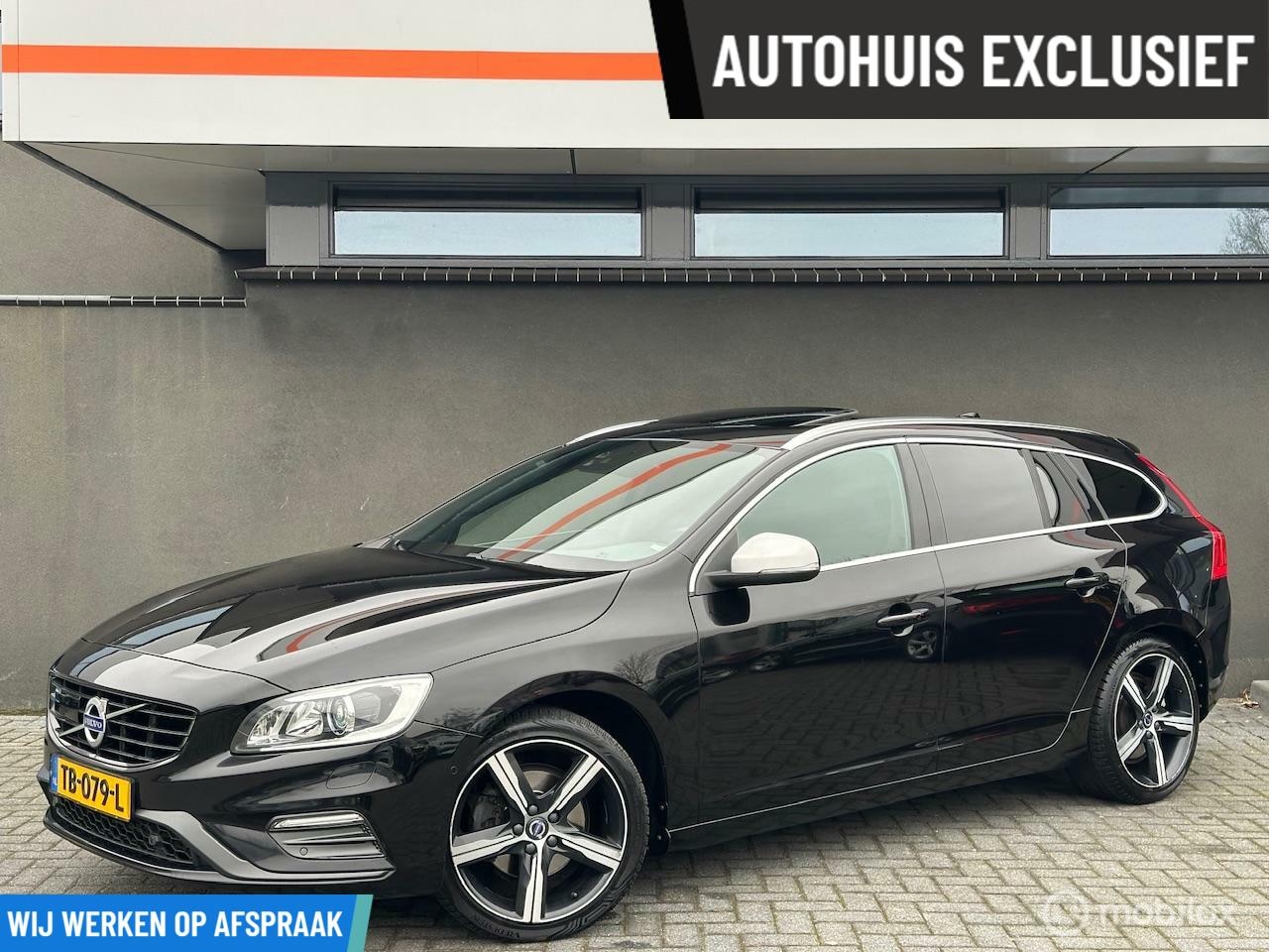 Volvo V60 - 2.0 D4 R-Design Full options / Pano / Adaptive / - AutoWereld.nl