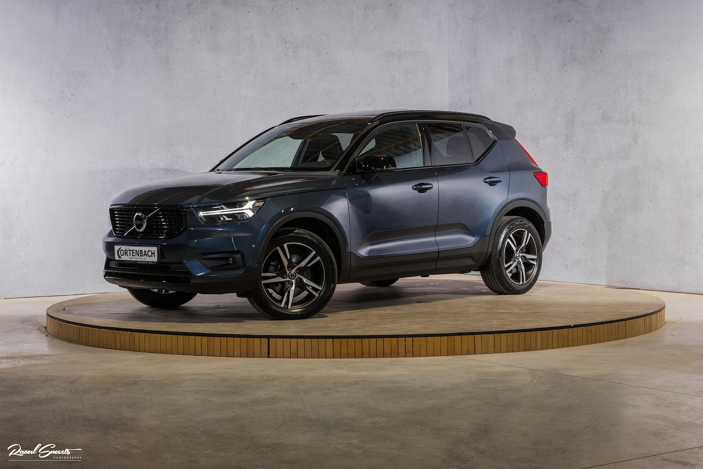 Volvo XC40 - 2.0 B4 R-Design | Panorama dak | Adaptieve cruise | Zwenkbare trekhaak | Apple carplay | - AutoWereld.nl