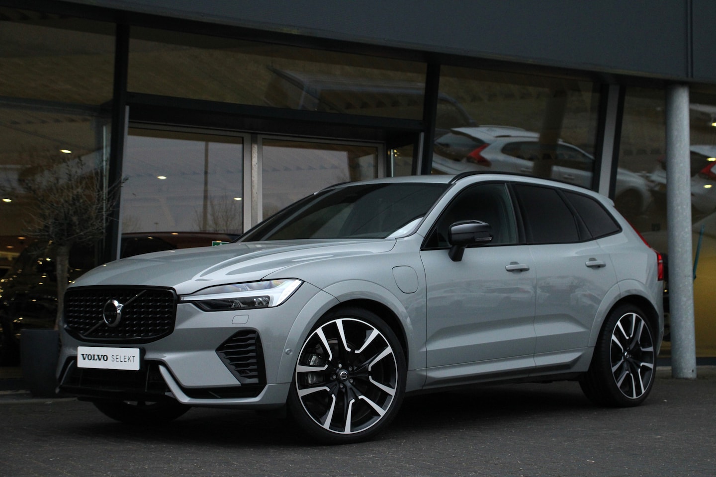 Volvo XC60 - T6 AWD Ultimate Dark | Luchtvering | Sportstoelen | Harman/Kardon | 360° Camera | Head-up - AutoWereld.nl