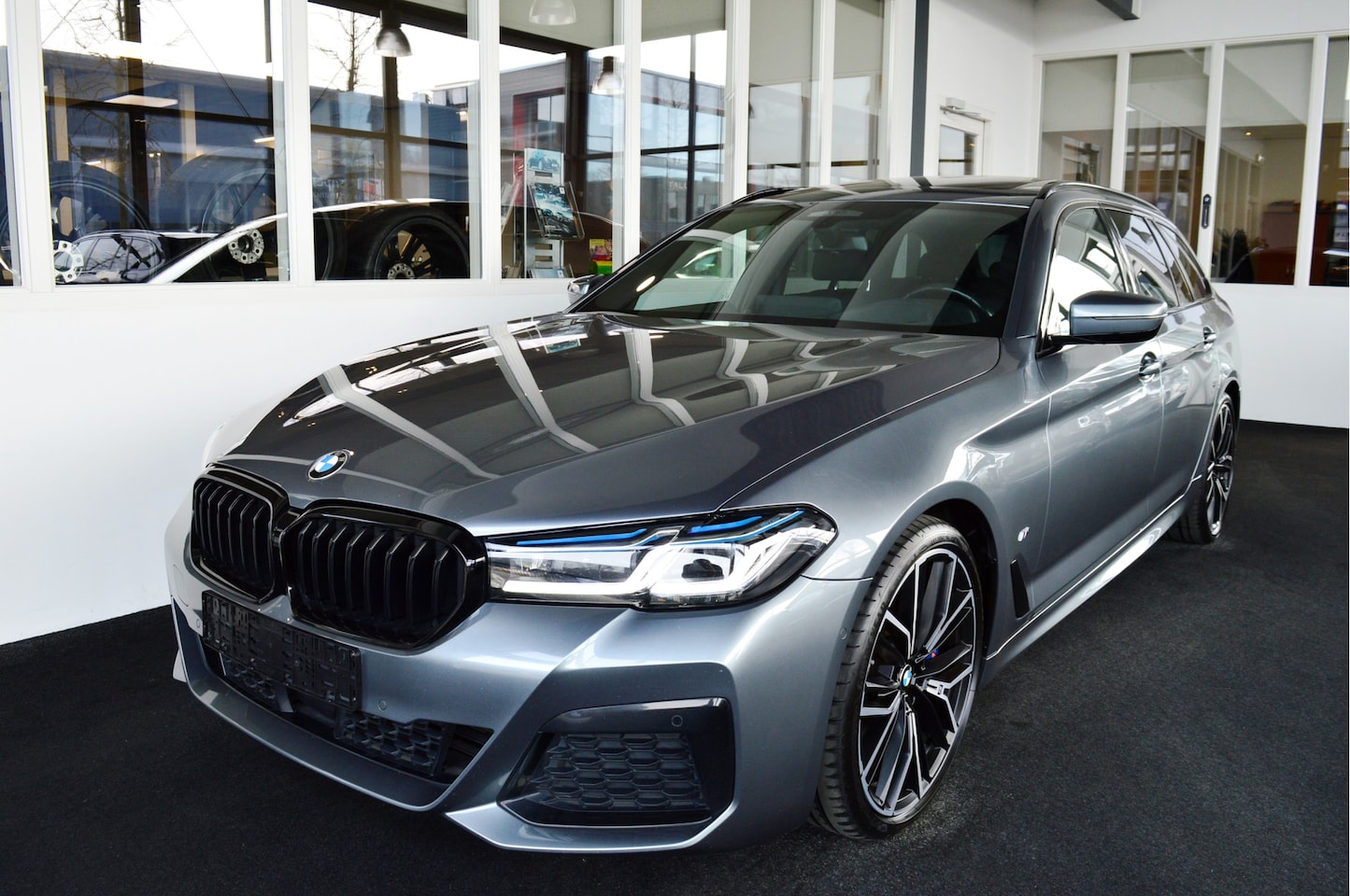 BMW 5-serie Touring - 540i xDrive Mild Hybride M-Sportedition LCI - AutoWereld.nl