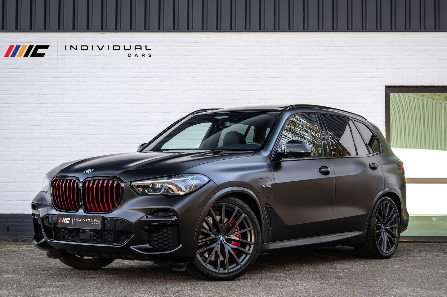 BMW X5 - xDrive45e M-Sport Black Vermilion Limited Edition - AutoWereld.nl