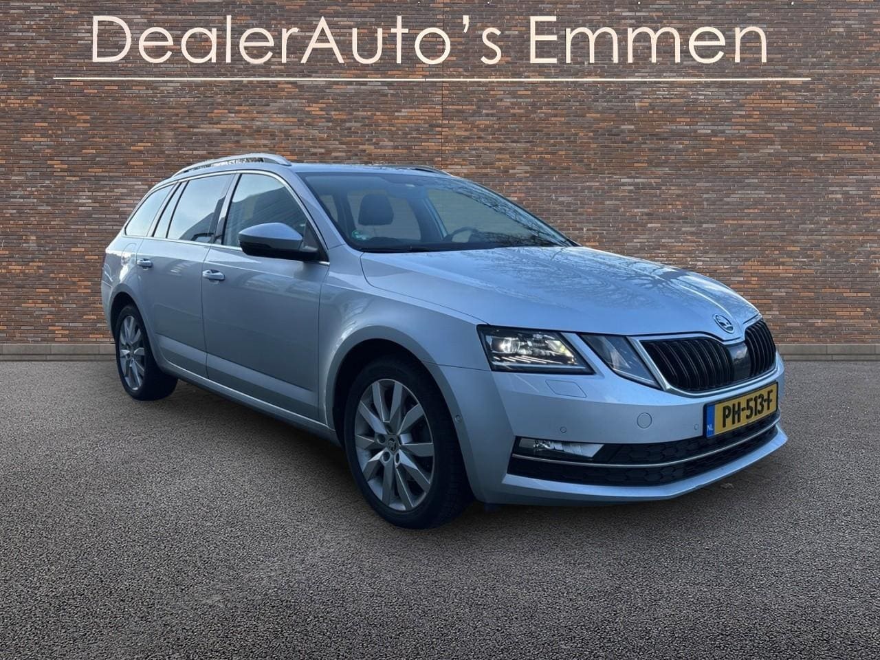 Skoda Octavia Combi - 1.0 TSI PANODAK LMV LEDER NAVIGATIE TREKHAAK - AutoWereld.nl