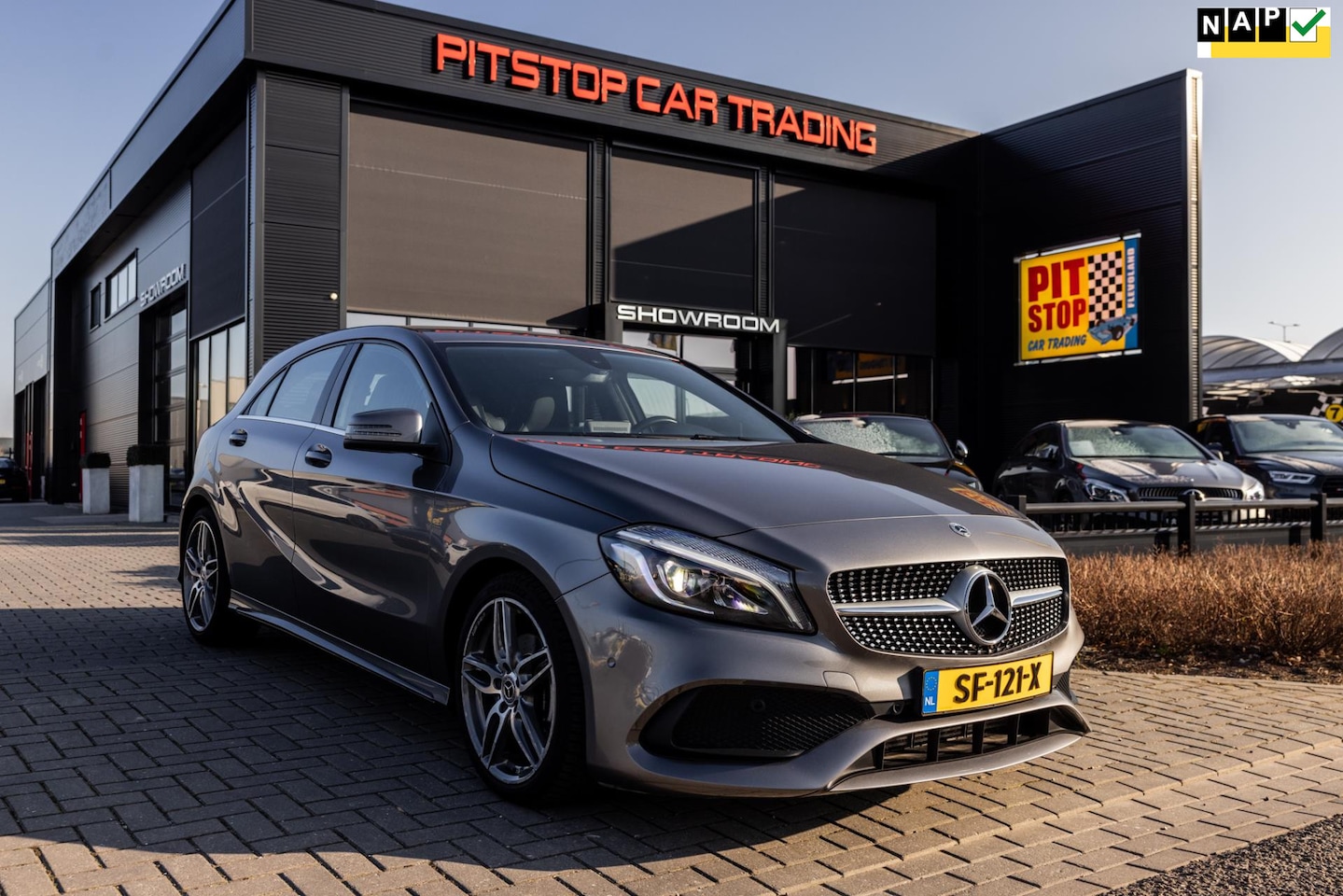 Mercedes-Benz A-klasse - 180 Sport Edition 180 Sport Edition, NL Auto, LED, Camera, Diamond Grill! - AutoWereld.nl