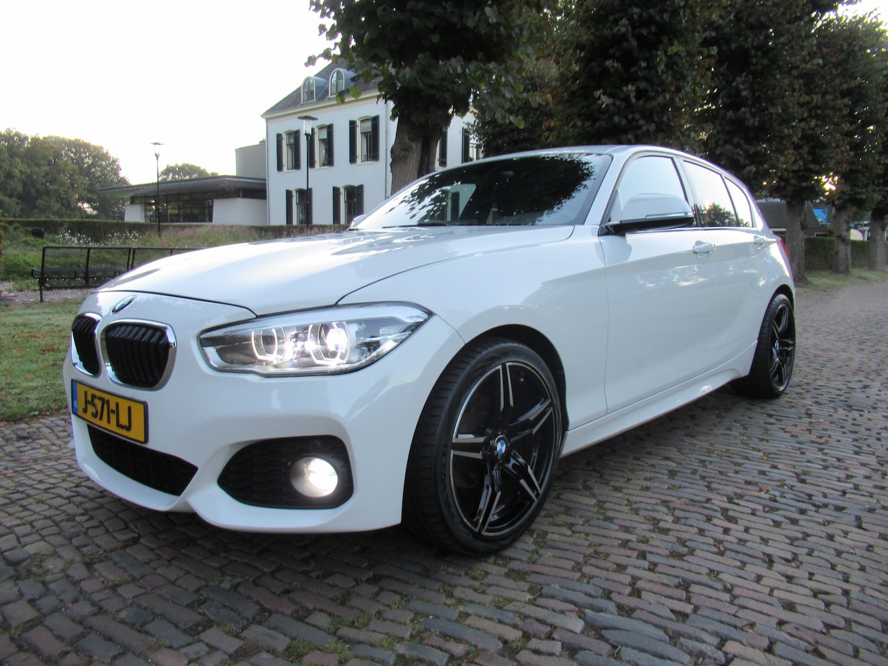 BMW 1-serie - 118i Edition M Sport Shadow Executive Leer Ecc Cruisecontrol Led Navigatie Stoelverwarming - AutoWereld.nl