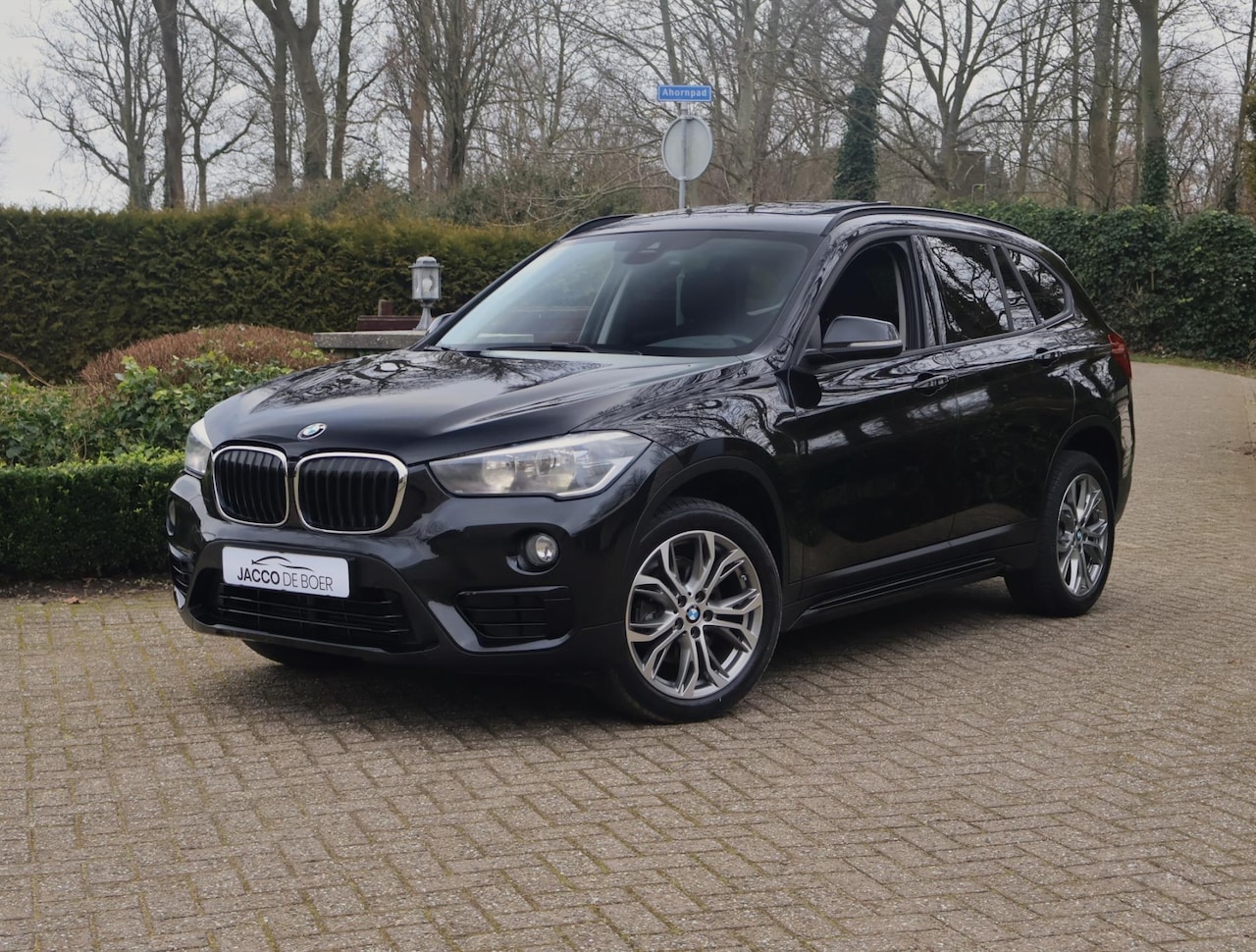 BMW X1 - SDrive18i SportLine Panodak/Navi/Stoelverw/Sportstoelen/HarmanKardon - AutoWereld.nl