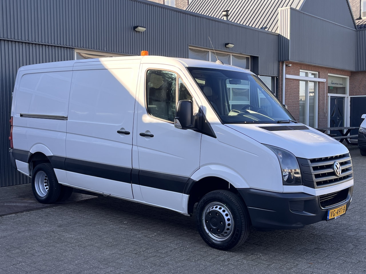 Volkswagen Crafter - 50 2.0 TDI 164pk L2H1 3500 trekgewicht Airco Kastinrichting Lang Trekhaak Dubbel lucht Eur - AutoWereld.nl