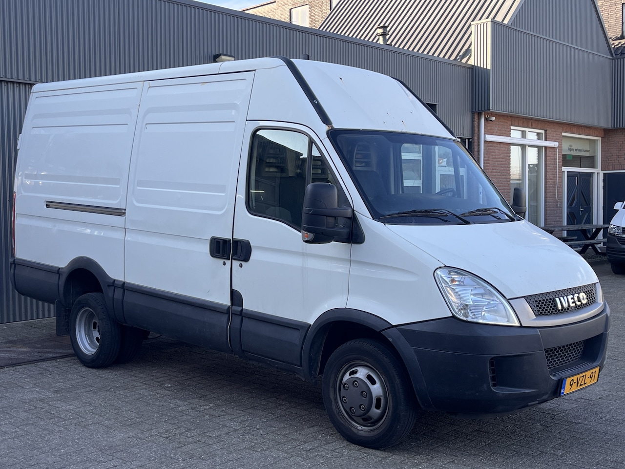 Iveco Daily - 35C13V 330 H2 Airco Trekhaak 3500kg Cruise controle 3 persoons Dubbellucht 127pk Loopt goe - AutoWereld.nl