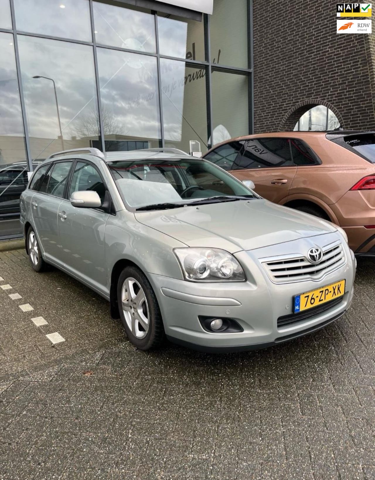 Toyota Avensis Wagon - 2.0 VVTi Luna Business Leer Navi - AutoWereld.nl