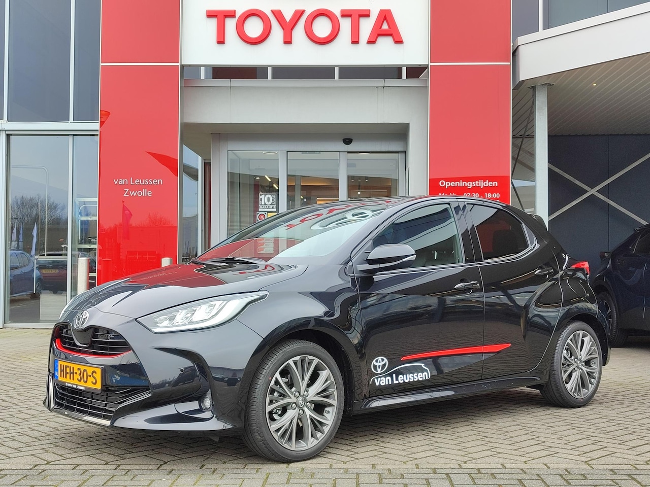 Toyota Yaris - 1.5 Hybrid 130 Executive 17"LM-VELGEN KEYLESS STOELVERW PARK-SENSOREN NAVI BLIND-SPOT APPL - AutoWereld.nl