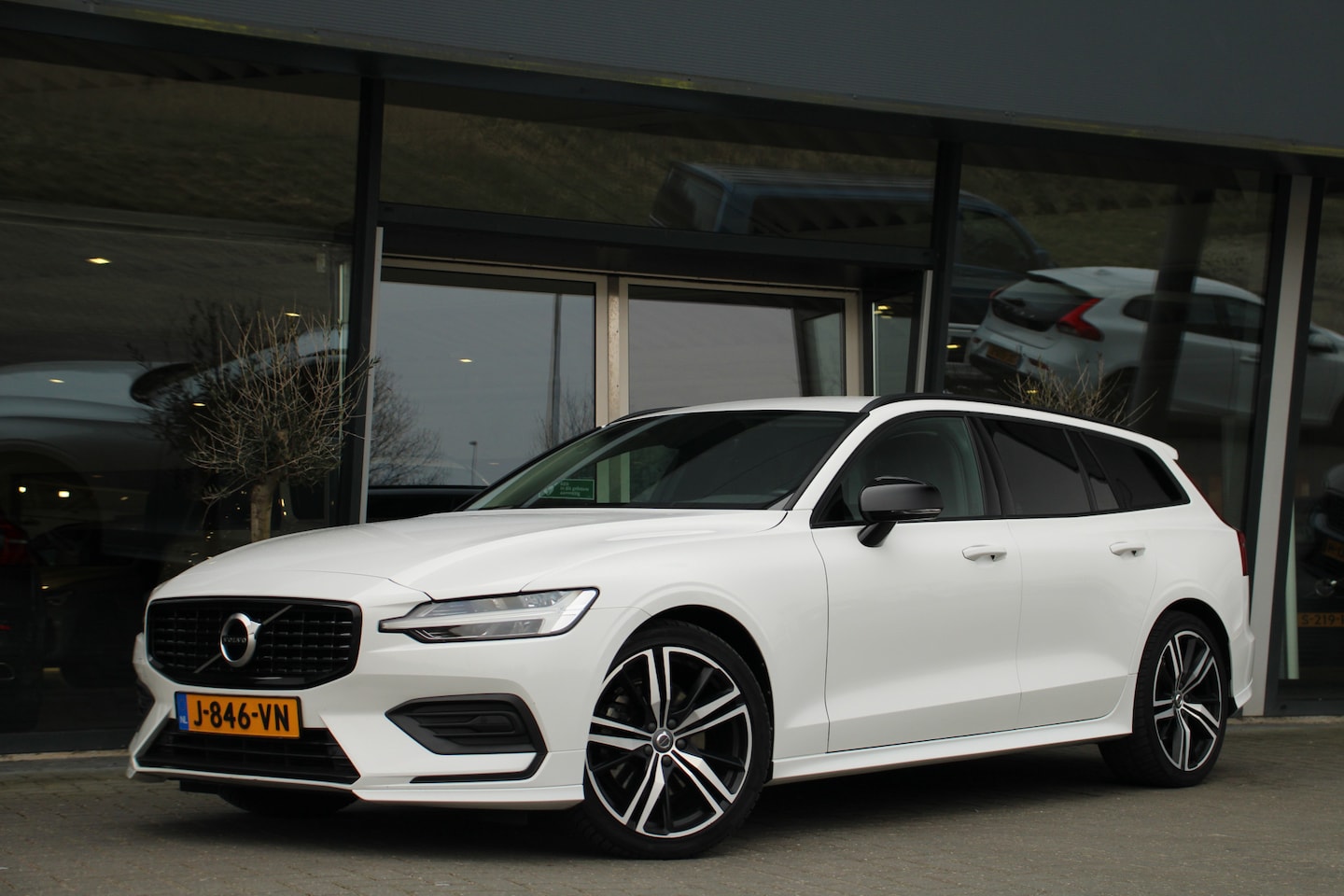 Volvo V60 - B3 Momentum Advantage | Adaptive Cruise | Styling-pakket | Camera | Stuur/stoelverwarming - AutoWereld.nl