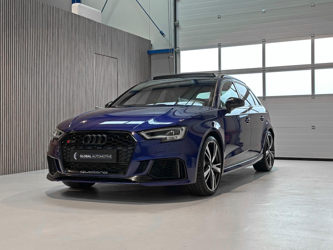 Audi RS3 - Sportback 2.5 TFSI Quattro - RACING BLUE MICA - PANORAMADAK - VIRTUAL COCKPIT - RS STOELEN - AutoWereld.nl