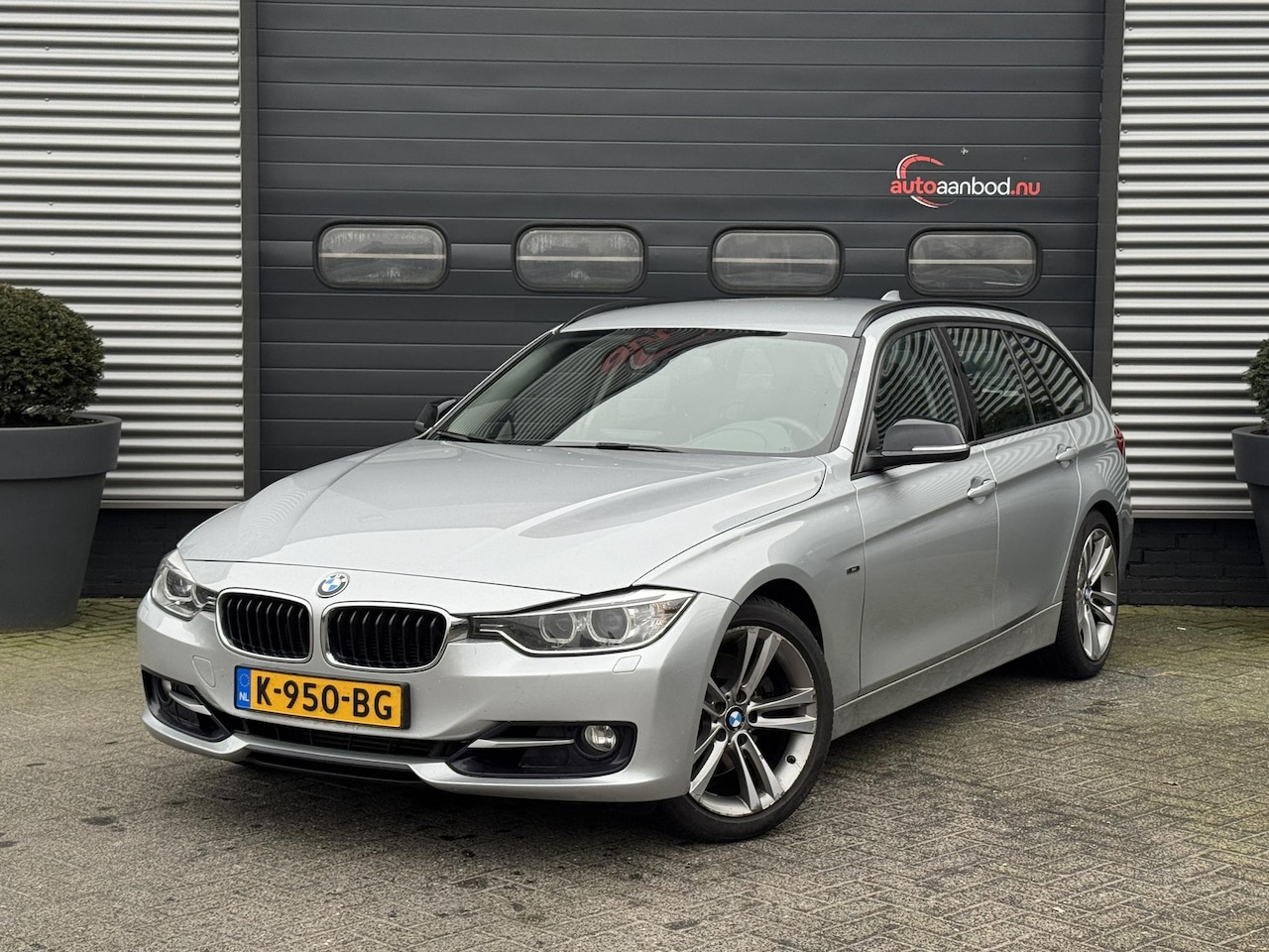 BMW 3-serie Touring - 325d Executive | Navigatie | Climate Control | Lichtmetalen Velgen | Elektrische Trekhaak - AutoWereld.nl