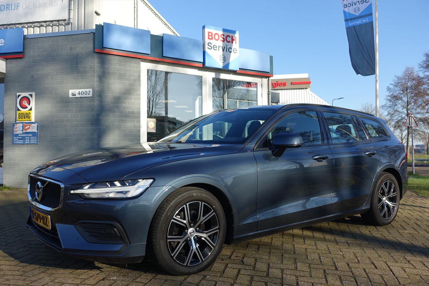 Volvo V60 - B3 163pk Geartronic Momentum Advantage | TREKHAAK | NAVI | CARPLAY | CAMERA | LED | PILOT - AutoWereld.nl