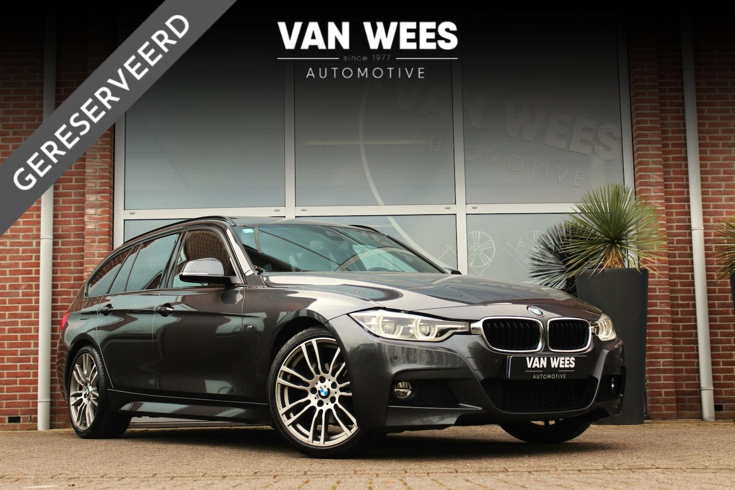 BMW 3-serie Touring - 320i F31 Facelift M Sport | M-pakket | Automaat | 19 inch | LED | 2e eigenaar | Pano dak | - AutoWereld.nl