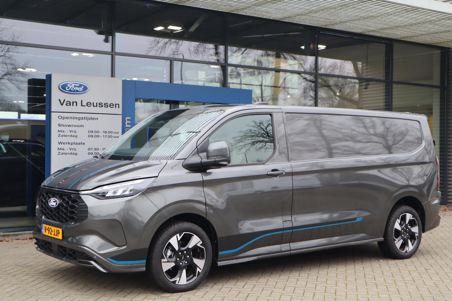 Ford Transit Custom - 320 2.5 PHEV L2H1 SPORT 233PK PLUG-IN HYBRID ADAPTIVE-CRUISE TREKHAAK 360GR-CAMERA BLISS N - AutoWereld.nl