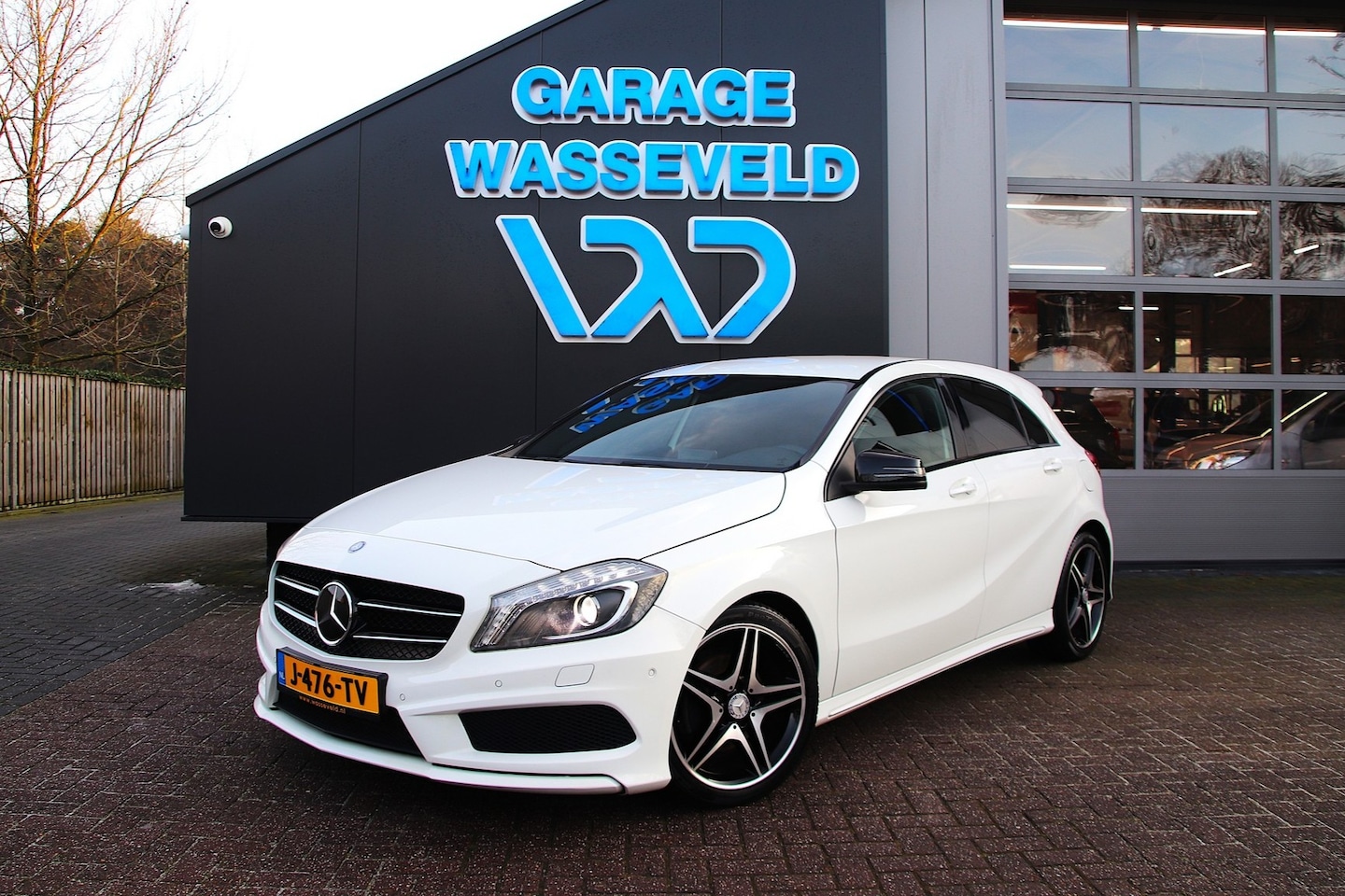 Mercedes-Benz A-klasse - A180 AMG Night pakket/Xenon/Navi/Alcantara/MB Dealer onderhouden - AutoWereld.nl