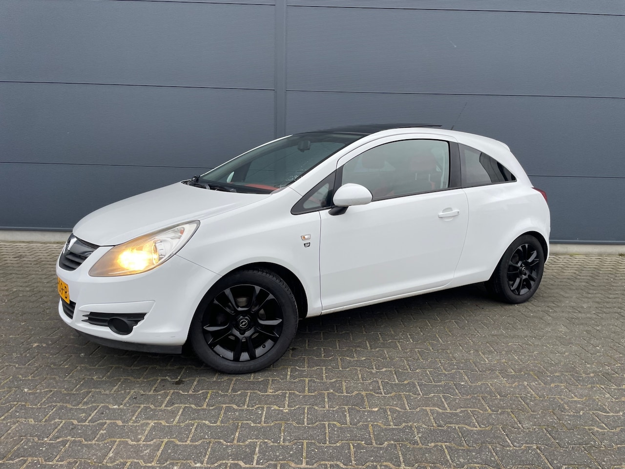 Opel Corsa - 1.2-16V met panoramadak / cruise / lmv / airco - AutoWereld.nl