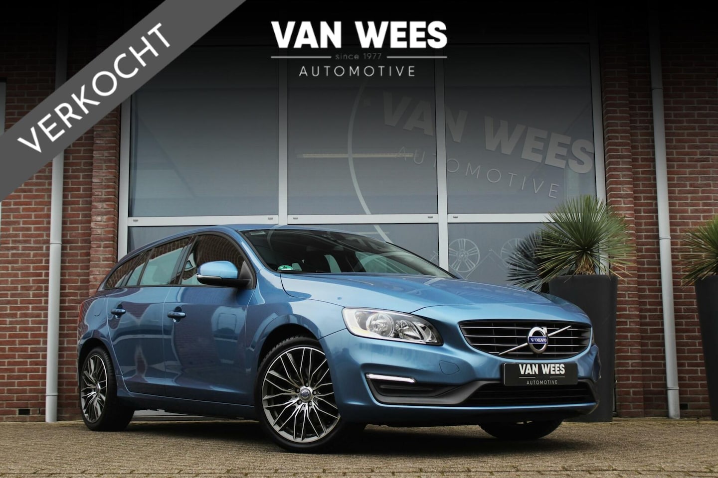 Volvo V60 - 2.0 D4 Summum | 181 pk | 2e eigenaar | NL auto | Cruise-control | Navi | 18 inch | NAP | P - AutoWereld.nl