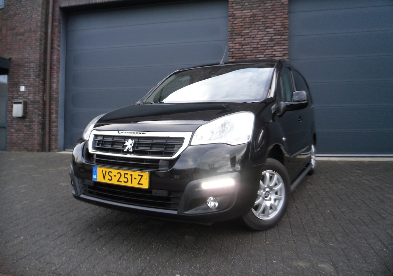 Peugeot Partner - 120 1.6 BlueHDi 100 L1 Première S&S 89d KM Nap - AutoWereld.nl